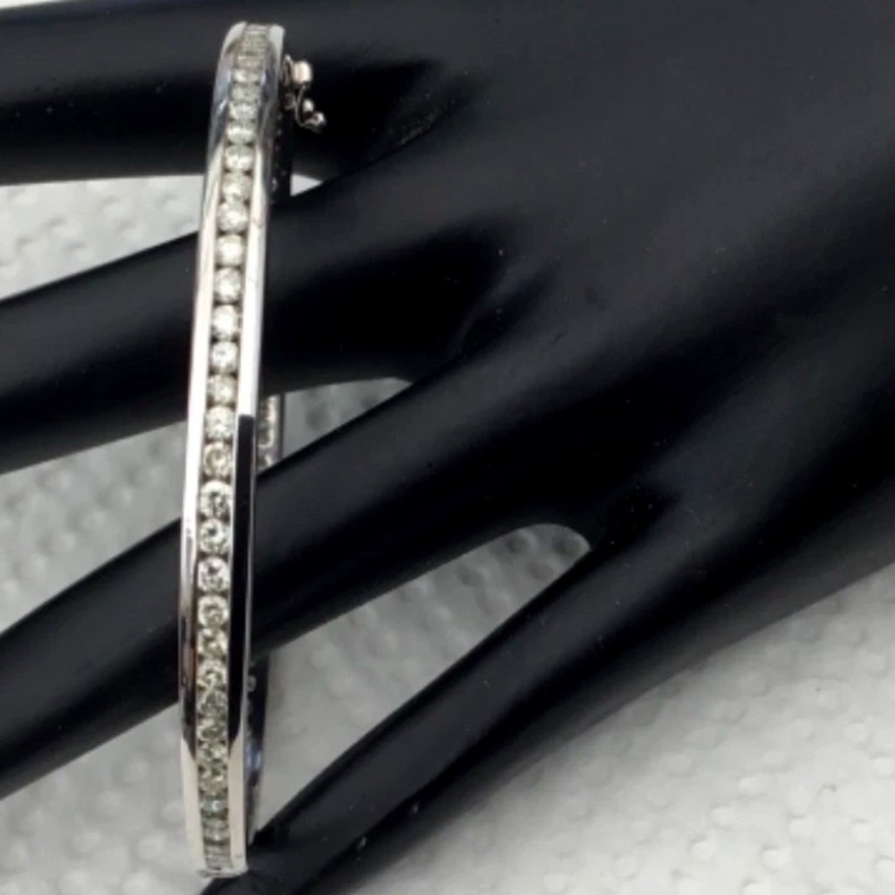 Gorgeous 18K White Gold, 3+ CTW Diamonds Eternity Bangle Bracelet, 12.6 Gr. 6” L
